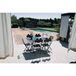 Chaise De Jardin Pliante FERMOB Bistro Métal - Bleu Abysse -Fatboy Boutique 010192 chaise jardin pliante fermob bistro metal bleu abysse ambiance 1