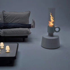 Lampe Fatboy Flamtastique - Anthracite 16 Lampe Fatboy Flamtastique - Anthracite -Fatboy Boutique 104683 lampe huile fatboy flamtastique anthracite personne ambiance