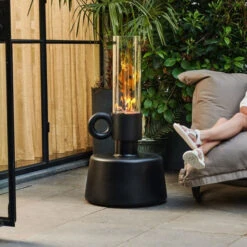 Lampe Fatboy Flamtastique - Anthracite 21 Lampe Fatboy Flamtastique - Anthracite -Fatboy Boutique 104683 lampe huile fatboy flamtastique anthracite personne ambiance 3