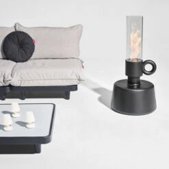 Lampe Fatboy Flamtastique - Anthracite 22 Lampe Fatboy Flamtastique - Anthracite -Fatboy Boutique 104683 lampe huile fatboy flamtastique anthracite personne ambiance 4