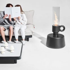 Lampe Fatboy Flamtastique - Anthracite 23 Lampe Fatboy Flamtastique - Anthracite -Fatboy Boutique 104683 lampe huile fatboy flamtastique anthracite personne ambiance couple