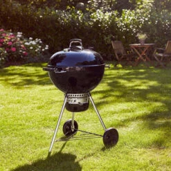 Barbecue Weber Master-Touch GBS E-5750 Noir -Fatboy Boutique barbecue weber master touch gbs e5750 noir ambiance carre min