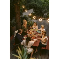 Guirlande Lumineuse FERMOB Hoop - Cerise Noire -Fatboy Boutique guirlande hoop cerise noire ambiance 1