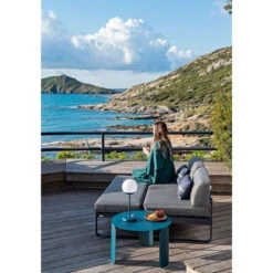 Lampe FERMOB Mooon! - Bleu Acapulco -Fatboy Boutique mooon lampe bleu acapulco ambiance 5 min