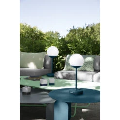 Lampe FERMOB Mooon! - Bleu Acapulco -Fatboy Boutique mooon lampe bleu acapulco ambiance 8 min