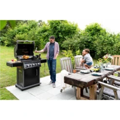 Barbecue à Gaz Napoleon Rogue 425 + Réchaud + Rôtissoire Incluse -Fatboy Boutique rb425rsbpk 1 fr a barbecue gaz napoleon rogue 425 rechaud rotissoire ambiance personnes